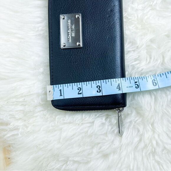 🍋 Michael Kors • Black Leather Zip Around Wallet w/Inner Separations for Cards - Picture 9 of 9